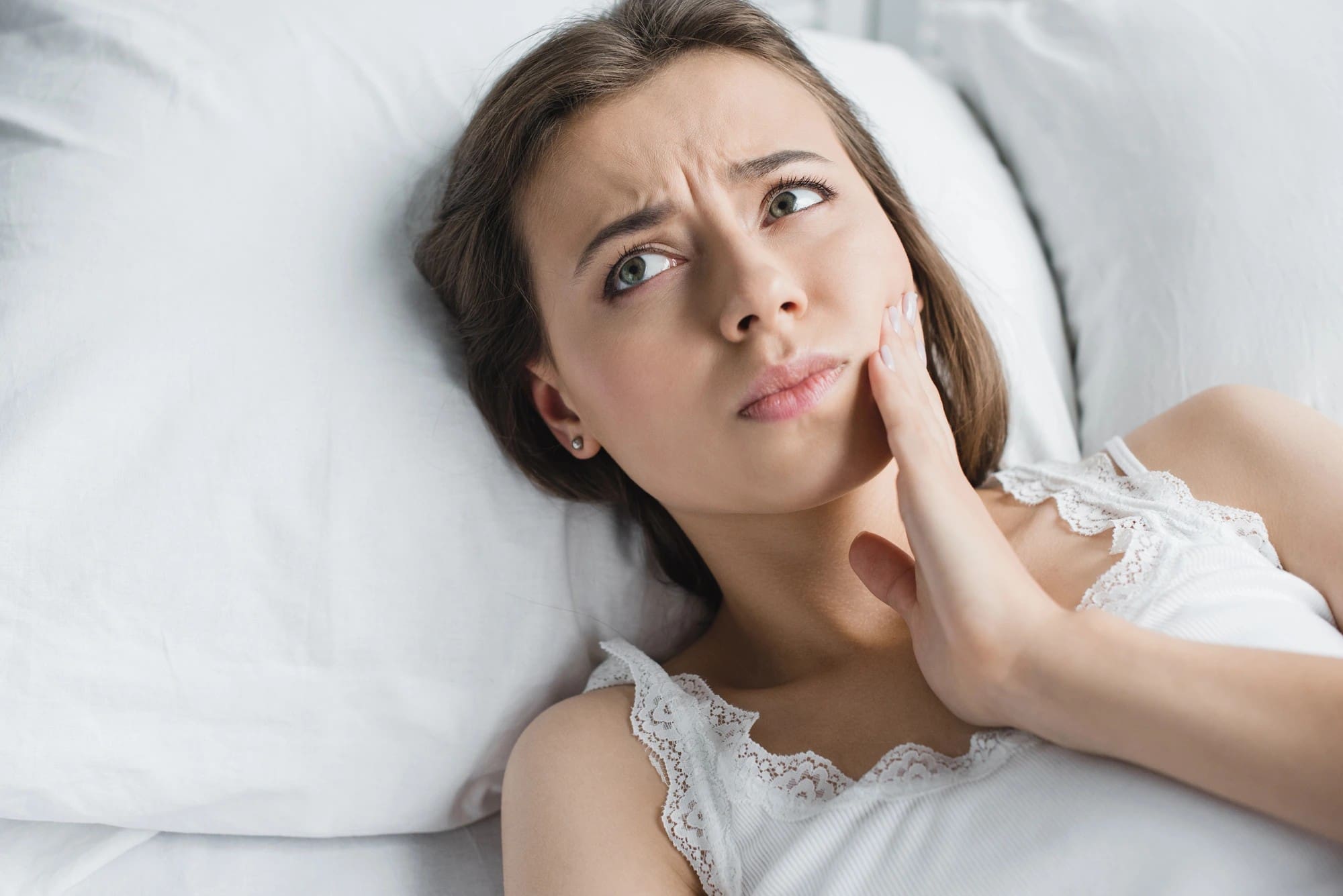 woman_in_pain_before_going_to_the_tooth_pain_dentist_in_Cincinnati